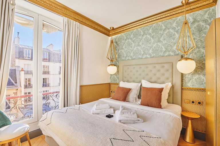 Room 5, Superb AC- 2bdr Apartement Montaigne/arc de Triomphe, Paris