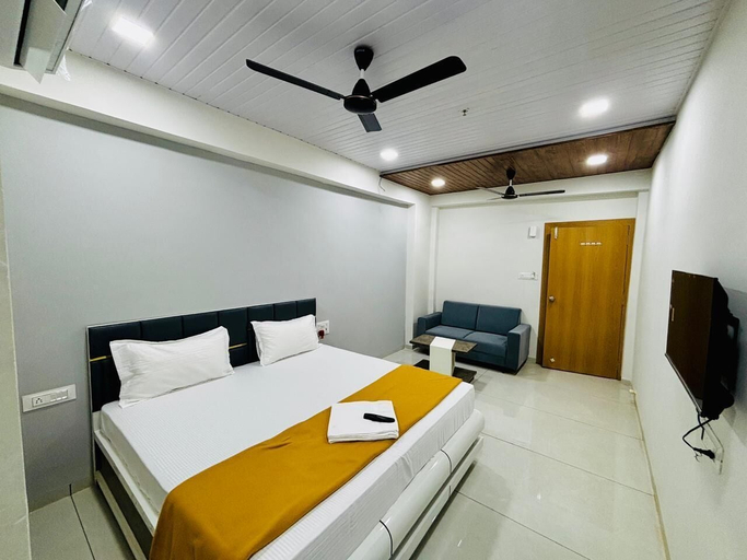 Room 5, HOTEL HUNTER, Surat