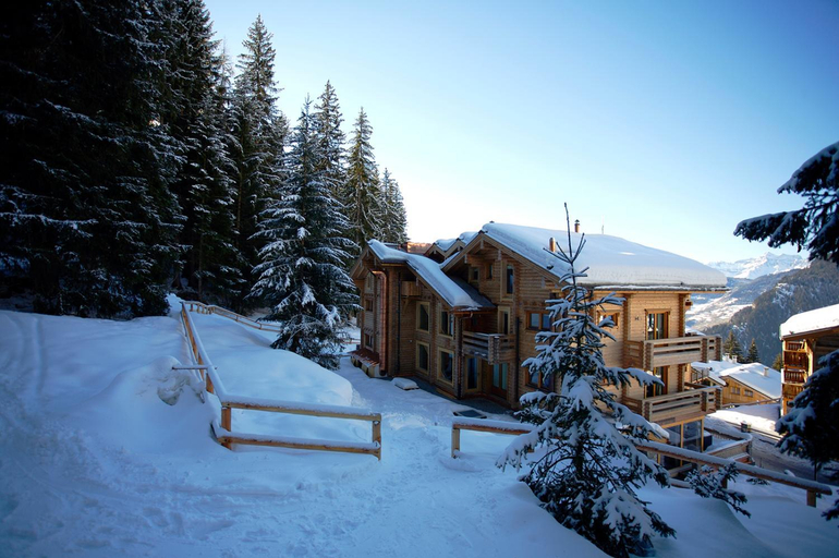 Exterior & Views