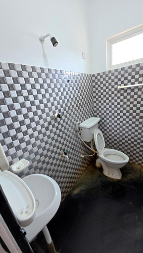 Bathroom 2, Sri Mayura Holiday Resort, Katharagama
