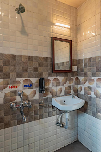 Bathroom, Ganga's Sri Balaji Cottage, The Nilgiris