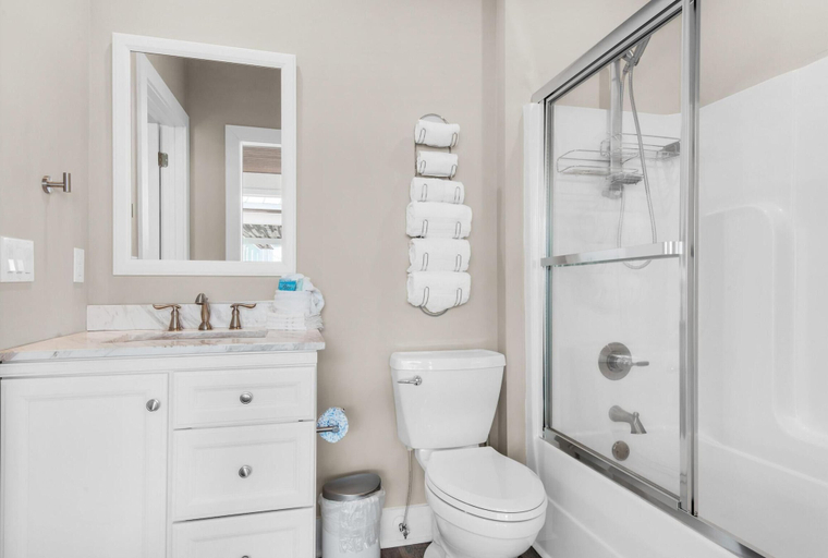 Bathroom 4, Para-dise, Escambia