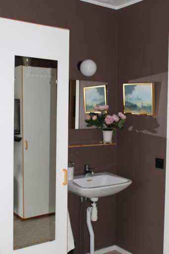 Bathroom 5, Vejbystrands Vandrarhem, Ängelholm