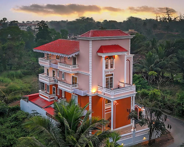 Exterior & Views