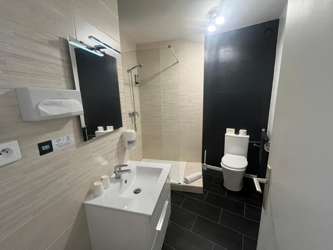 Bathroom 3, Logis Hotel de la Bruyere, Vendée