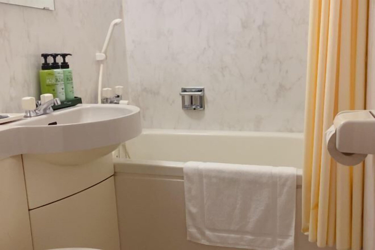 Bathroom 4, Miles Town, Itō
