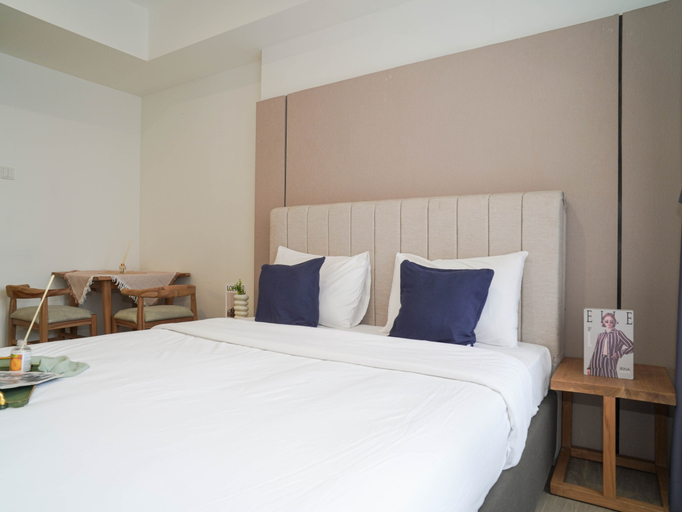 Bedroom 2, Chic Brown Touch Studio at Apartment Collins Boulevard By Travelio, Tangerang