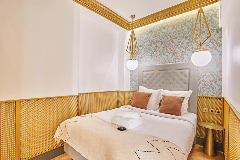 Room 2, Superb AC- 2bdr Apartement Montaigne/arc de Triomphe, Paris