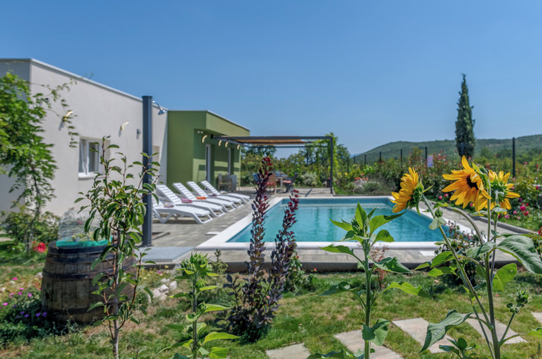 Pool 3, Villa Gariful, Sleeps 8 with Pool & Pet Friendly, Zagvozd