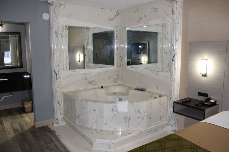 Bathroom 4, Milan Inn & Suites, Gibson