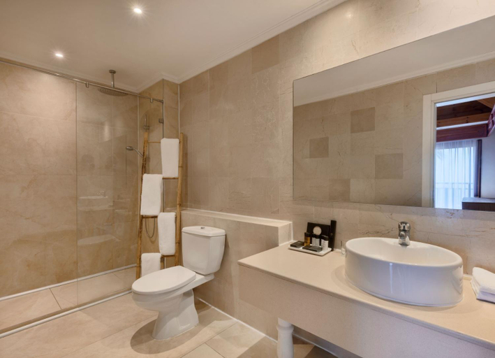 Bathroom 5, Royal Shangri-La