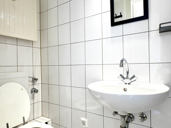 Bathroom 2, Meribu W18-20 Wohnung fur Monteure und Arbeiter, Bottrop