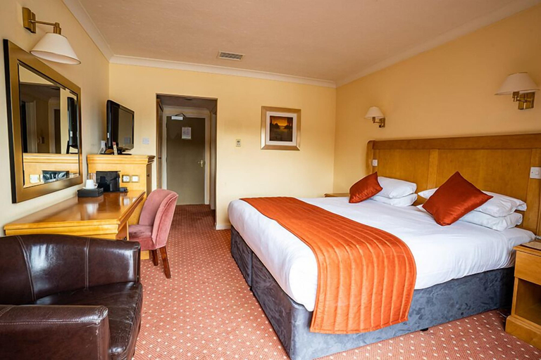 Bedroom 4, Lakeside International Hotel, Surrey