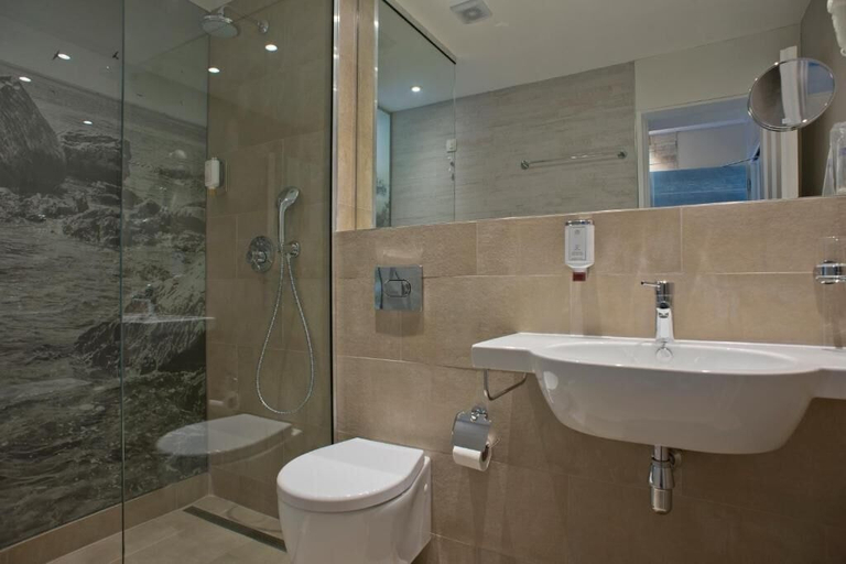 Bathroom, Hotel Aleksandar