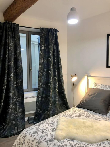 Room 2, Le calme sur la place de la Madeleine, Hérault