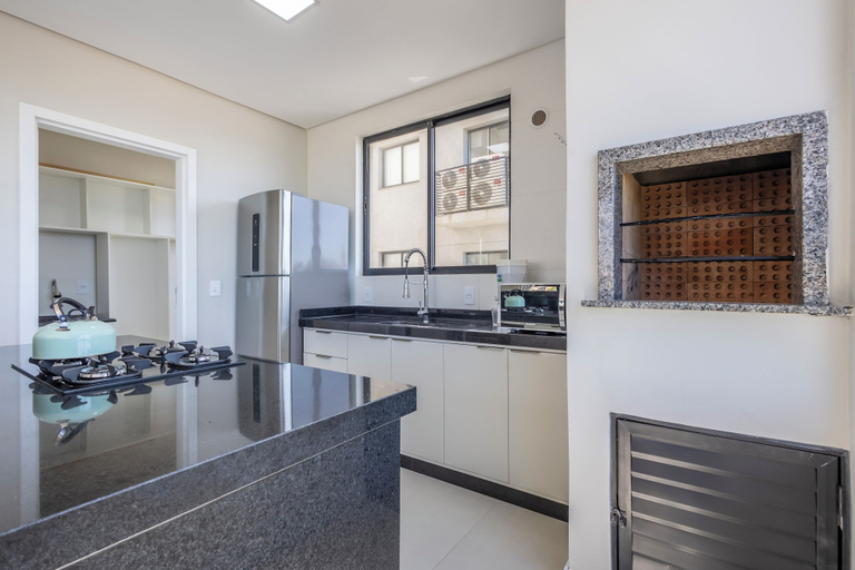 BBQ/picnic area, Feel the sea Breeze in This Condominium 220m From the Beach - Ibhs, Barra Velha