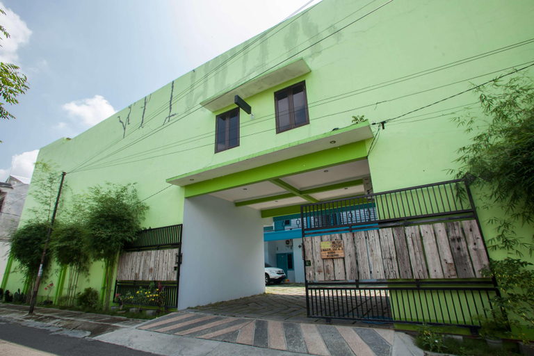 Exterior & Views 2, RedDoorz Syariah @ Kartohardjo Madiun, Madiun