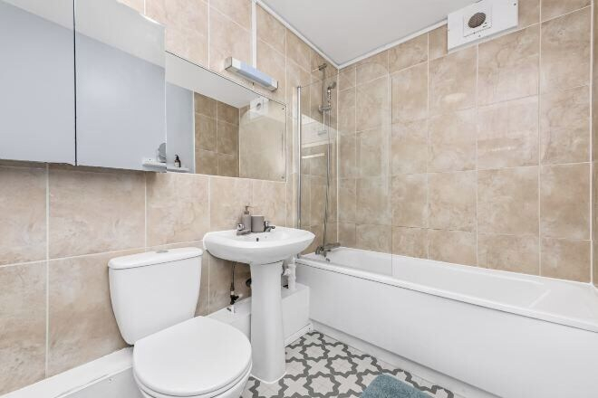 Room 5, Fantastic 4 bedroom apartment in Russell Square, London