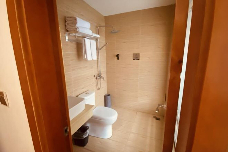 Bathroom 4, Hongye Holiday Hotel, Zhaotong