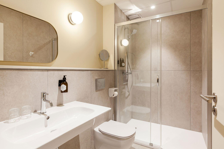 Bathroom 3, Frenchdoor Orleans 7 Dormants, Loiret
