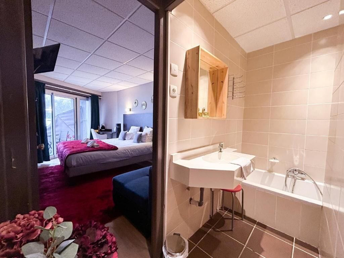Bathroom 4, HOTEL DU POÈTE, Savoie