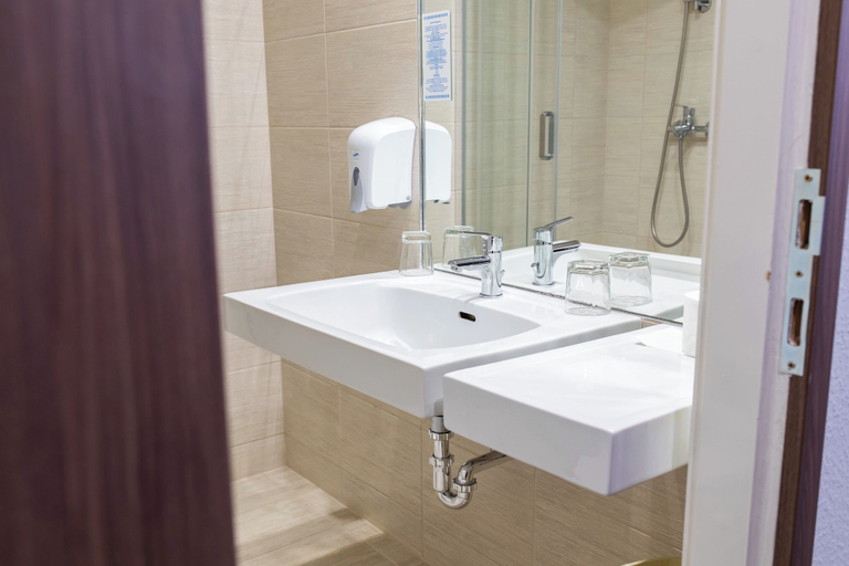Bathroom 5, Hotel Árpád, Tatabánya