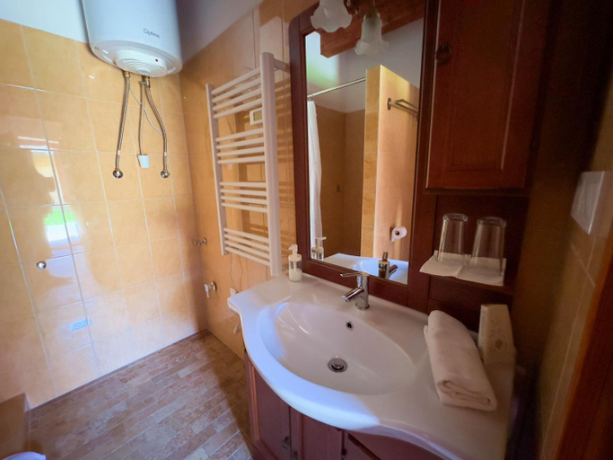 Bathroom 3, Edvy Malom Apartmanok Papa, Pápa