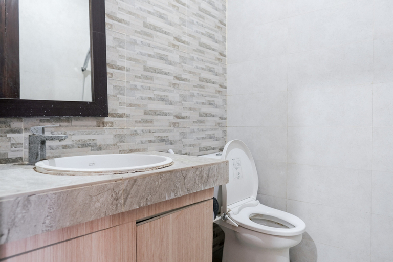 Bathroom 3, RedDoorz near Muaya Beach Jimbaran, Badung