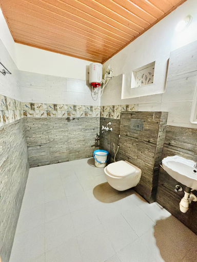 Bathroom, Phalam Homestay, Kodagu