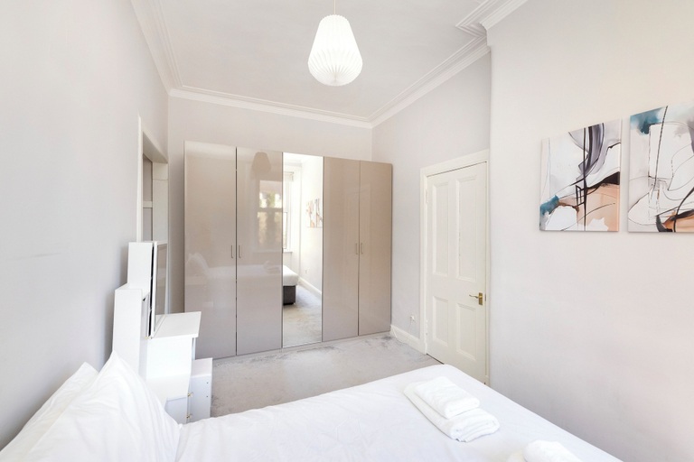 Room 4, Elegant 2-Bed Flat with Edinburgh Charm, Edinburgh
