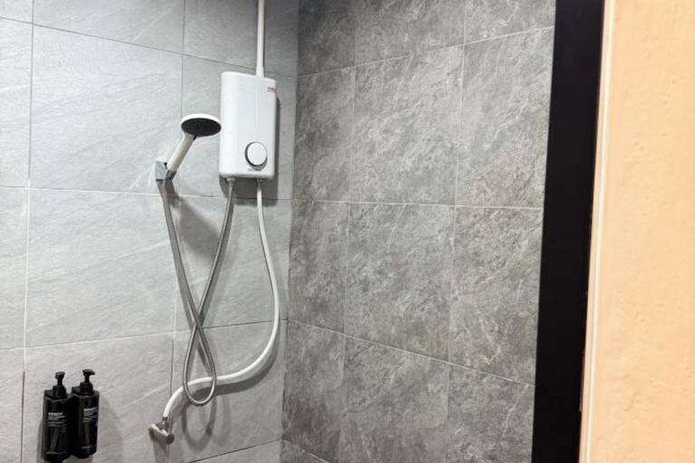 Bathroom 3, Big Elephant Hotel, Amphoe Muang Yasothon