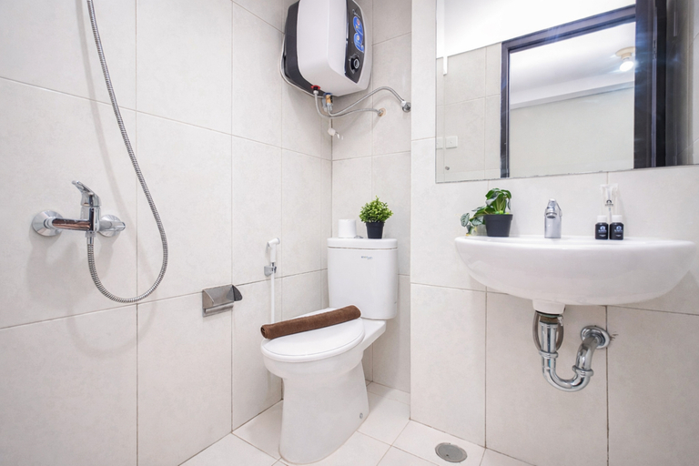 Bathroom 3, Stunning Studio Loft at Nifarro Park Apartment By Travelio, Jakarta Selatan