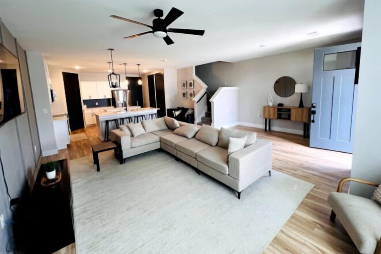 Living area 4, Loop, New Luxurious Large 3BR, Sleeps 9 + Parking, Collin