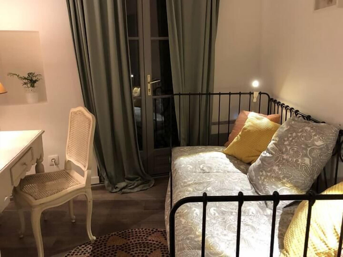 Room 5, Le calme sur la place de la Madeleine, Hérault