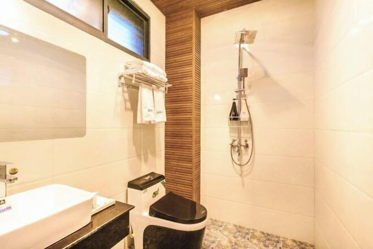 Bathroom, Long Sunshine, Dali Bai