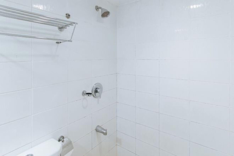 Bathroom 3, RedDoorz Plus @ Papa Tasie Camotes, San Francisco