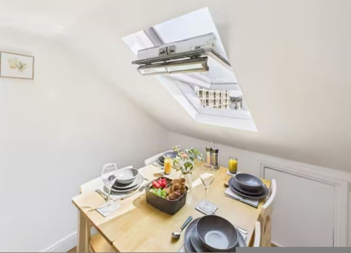 Room 4, 4BR London Home Piccadilly Line Sleeps 9, London