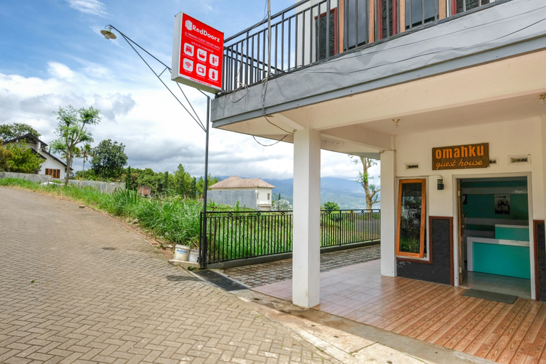 Exterior & Views 2, RedDoorz @ Omahku Guest House Batu, Malang
