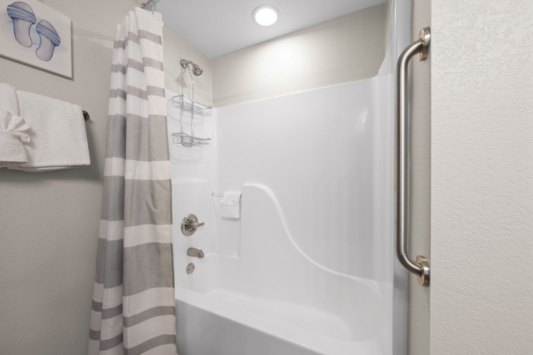 Bathroom 4, Crystal Tower 1501, Baldwin