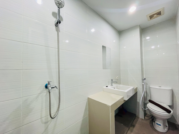 Bathroom 4, Functional and Cozy Studio at Skyview Medan Apartment By Travelio, Medan