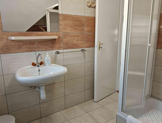Bathroom 3, Molnar Vendeghaz, Csepreg