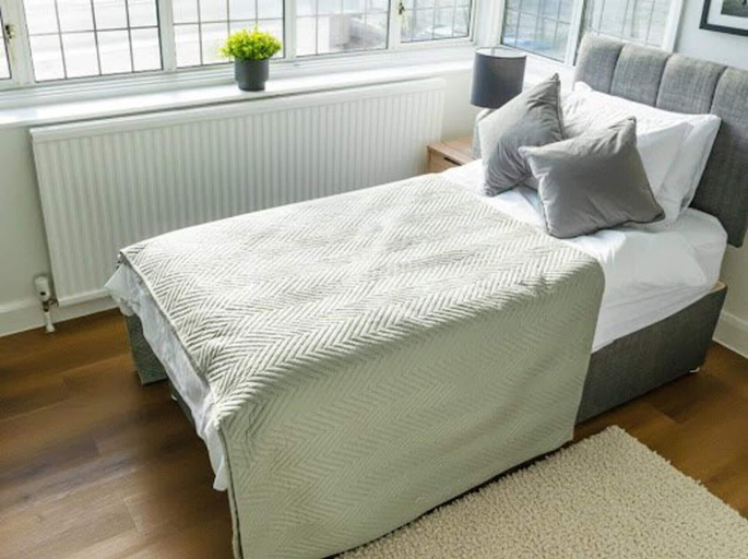 Room 5, Serviced Accom Sleeps 8- Near London, Free Parking, London