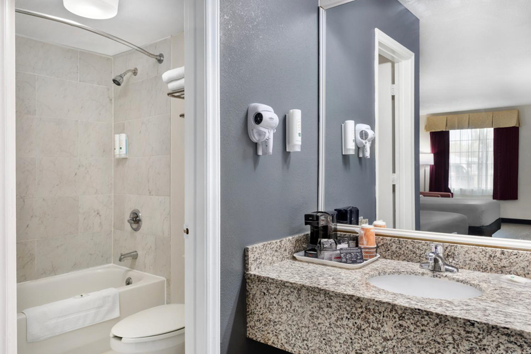 Bathroom 4, Quality Inn Andrews, Cherokee
