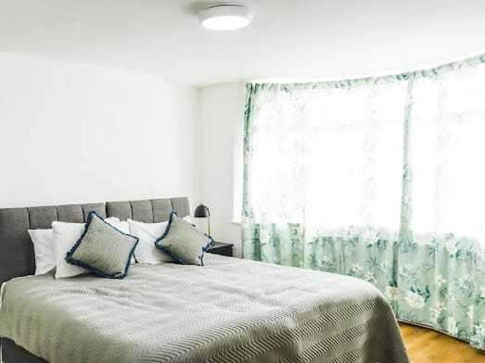 Room 2, Serviced Accom Sleeps 8- Near London, Free Parking, London