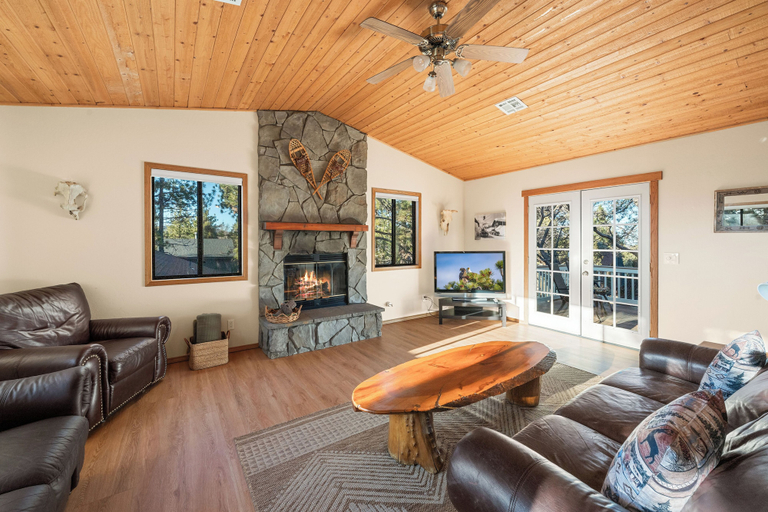 Living area 3, Beau Bear, San Bernardino