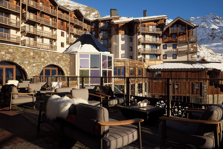 Exterior & Views