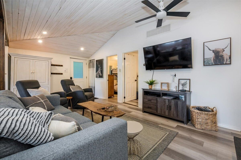 Living area 5, Casa Albanese on Farlain Lake, Simcoe