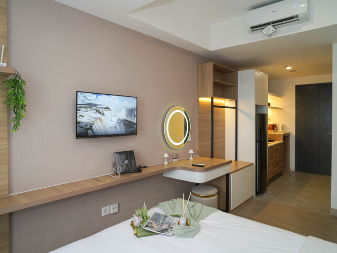 Bedroom 3, Chic Brown Touch Studio at Apartment Collins Boulevard By Travelio, Tangerang