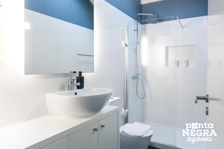 Bathroom, Recanto das 5 by PontaNegraAzores, Angra do Heroísmo