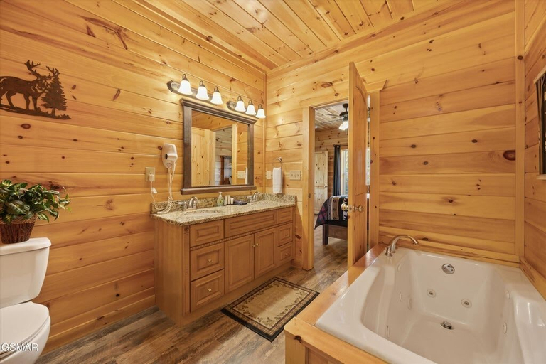 Room 3, Royal Bliss - Mountain Views Theater Hot Tub, Sevier